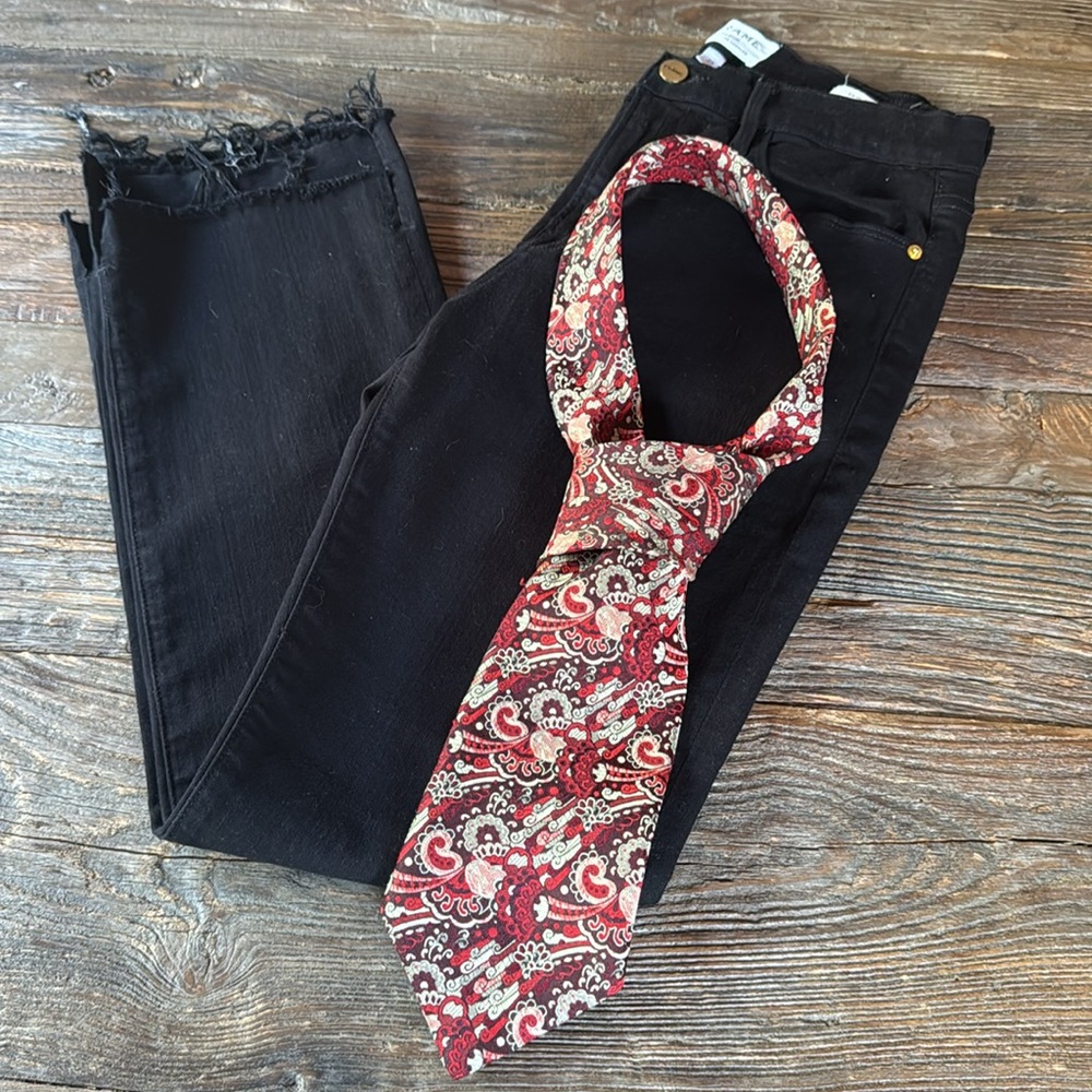 Vintage custom made necktie Wm. M. Frazin of Chicago red paisley floral‎